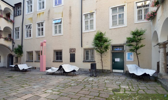 Traklhaus Außenansicht; Hier steht ein Sessel, 2014 Kocherscheidt & Zallmann, Sébastien de Ganay, Tone Fink
