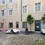 Traklhaus Außenansicht; Hier steht ein Sessel, 2014 Kocherscheidt & Zallmann, Sébastien de Ganay, Tone Fink