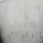 Birgit Jürgenssen, „Jeder hat seine eigene Ansicht“, 1975/2006, Fotografie, Foto: Estate Birgit Jürgenssen, Bildrecht, Wien, 2017, Courtesy Galerie Hubert Winter, Wien