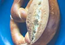 Der Brezelmann auf der Hauptbrücke / Graz