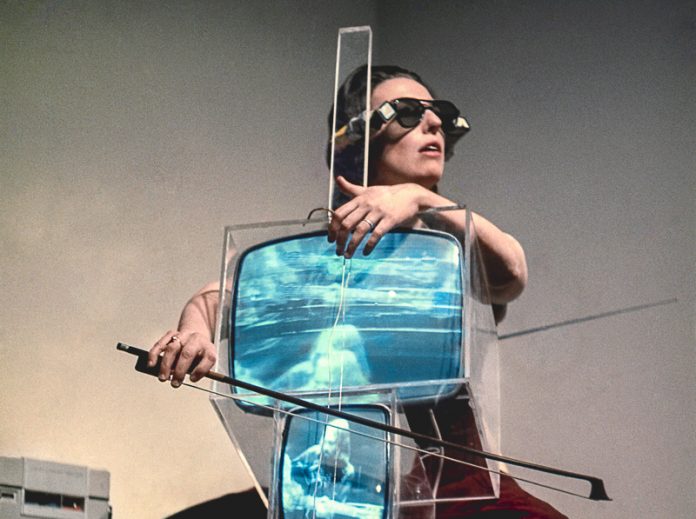 Charlotte Moorman mit TV Glasses von Nam June Paik führt sein TV Cello auf, New York, 1971,© Takahiko Iimura