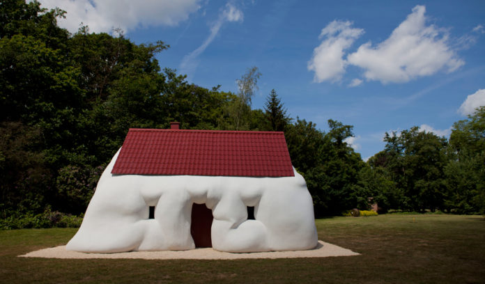 Erwin Wurm, Fat House 2003© Studio Erwin Wurm, Fotograf: Jesse Wille