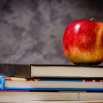 zukunftsbilder_pexels_close-up-of-apple-on-top-of-books-256520