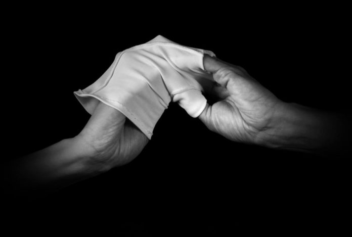 © Pauline M’barek: Glove, Video, 2014, Courtesy: Pauline M’barek & Thomas Rehbein Galerie