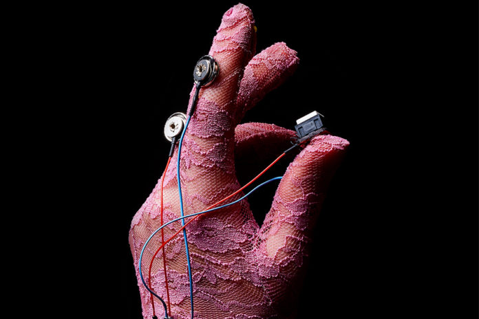 Lucie Strecker: Glove: Handschuh für Publikum mit Sensoren zur Hautwiderstandsmessung © Spieß / Strecker / Projekt: The Performative Biofact