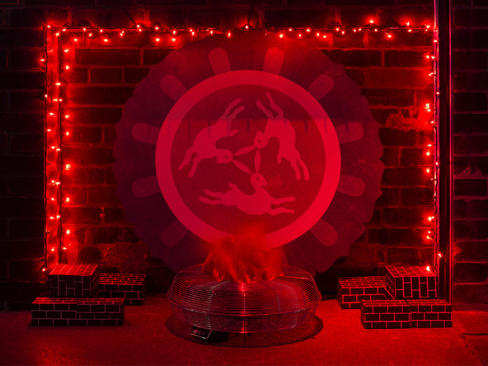 Bunny Rogers Flames of Hell fan (Red), 2019 Three Hares Mandala (Red Hell), 2019 Installationsansicht Pectus Excavatum ZOLLAMT MMK, Frankfurt am Main, 2019 Foto: Uli Holz Courtesy of the artist und Société, Berlin © Bunny Rogers