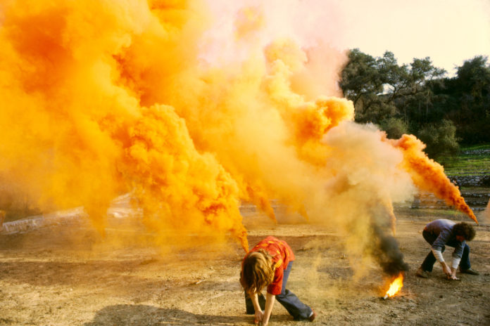 Orange atmosphere Performance in Brookside Park, Pasadena, CA, © Judy Chicago/Bildrecht, Wien 2020