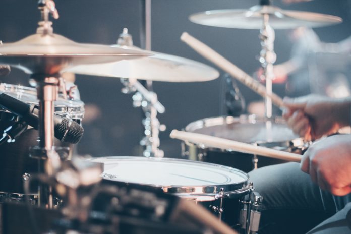 close-up-photo-of-drum-set-995301