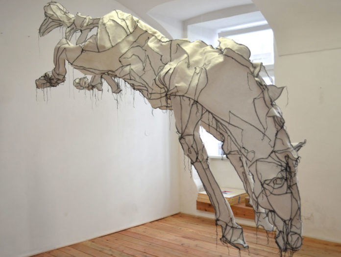(c) Mela Diamant, „Da sah ich ein fahles Pferd”, 2020, genähte Skulptur, lebensgroß