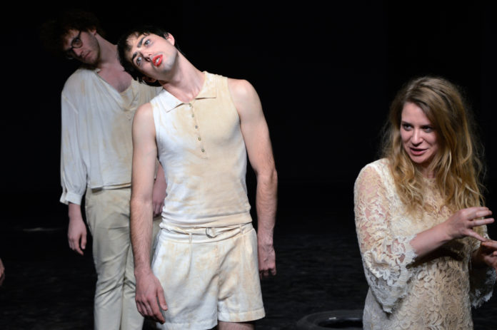 Wie geht es weiter - Benjamin Vanyek, Thomas Kolle, Michaela Bilgeri (c) Gerhard Breitwieser aktionstheater ensemble