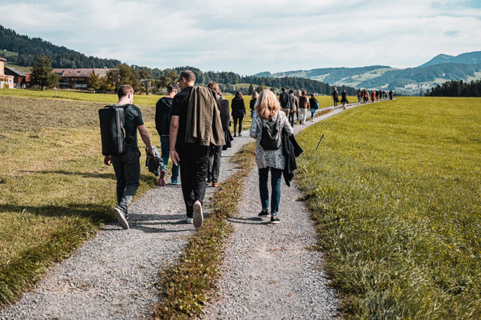 (c) Ian Ehm, Aufbruch in eine bessere Welt: Beim Festival FAQ-Bregenzerwald machen sich die Besucher gemeinsam auf den Weg.