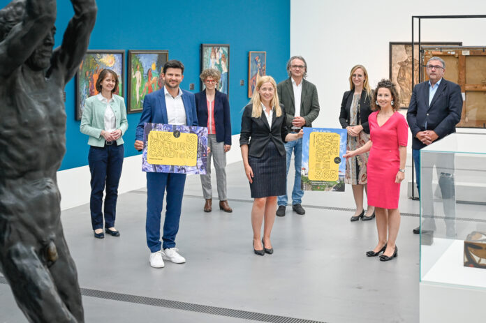 Von links nach rechts: Georg Steiner (Tourismusdirektor Linz), Isolde Perndl, (OÖ Landes-Kultur GmbH), Margot Nazzal (Kulturdirektorin Land OÖ), Julius Stieber (Kulturdirektor Stadt Linz), Doris Lang-Mayerhofer (Kulturstadträtin), Barbara Infanger (Projektleitung Linz Tourismus), Gernot Barounig (Vorsitzender MUKO, Dir. Museen der Stadt Linz) und Doris Rom (Oberösterreich Tourismus).