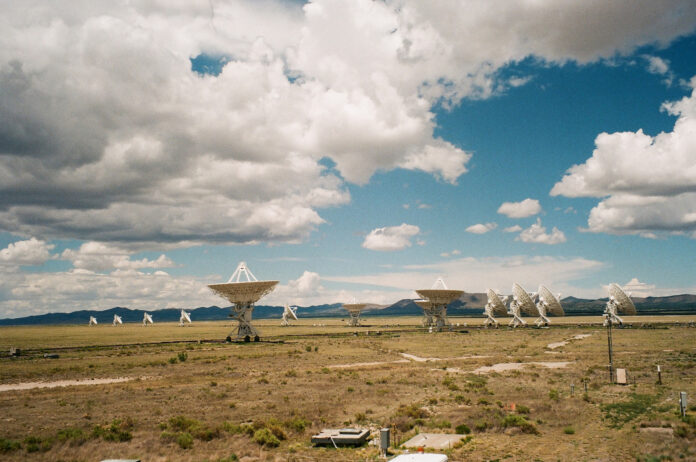 csm_Aus_der_Serie_Dancing_Telescopes__2017__Fotografie_Anna_Jermolaewa_01b94770fb