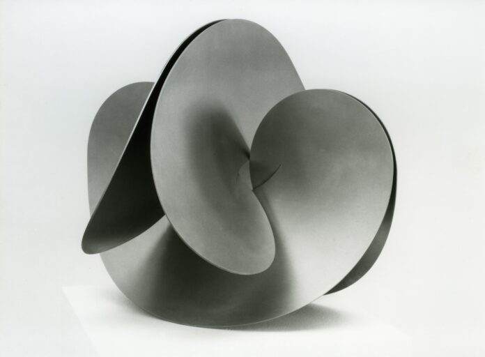 (c) Waltrud Viehböck, Kreisskulptur, 1989. Edelstahl, 60 x 60 cm © Arthur Viehböck.