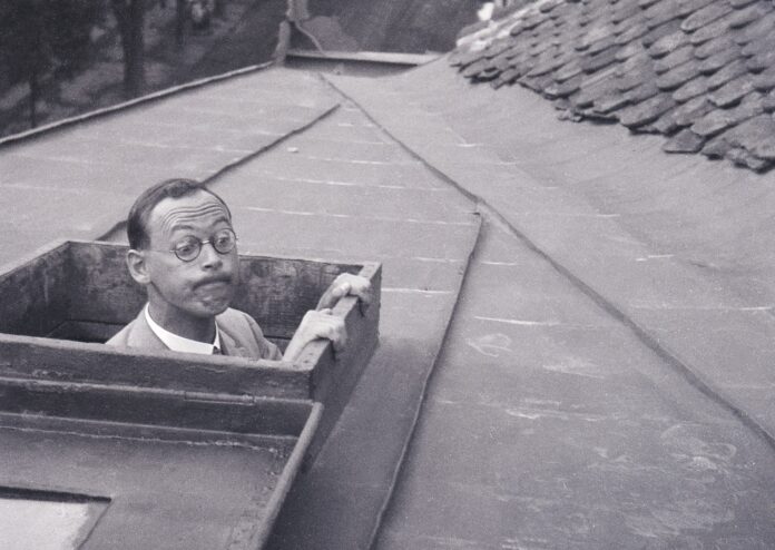(c) Unknown photographer, Graz, Glacisstraße, Eugen Hauber looks out of a roof hatch, September 1926. Detail. Multimediale Sammlungen/UMJ.