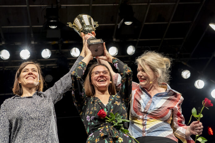 (c) 20. Österr. Theatersport-Meisterschaft: Sieger "Theater im Bahnhof (G)". Foto: Guenther Groeger.