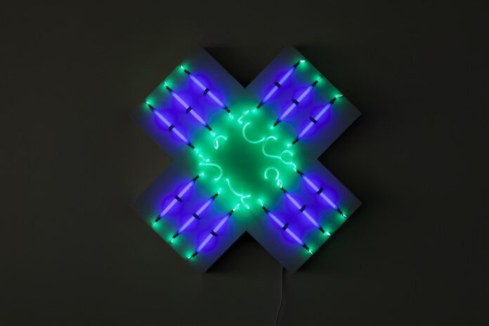 Brigitte Kowanz, Flashback 4x3, 1988/2021. Leuchtstofflampen, Kabel, Fluoreszenzfarbe, Holz / Fluorescent lamps, cable, fluorescent paint, wood, 90 x 90 x 12 cm. Foto: Peter Hoiss. Courtesy: STUDIO BRIGITTE KOWANZ, Bildrecht Wien, 2022.