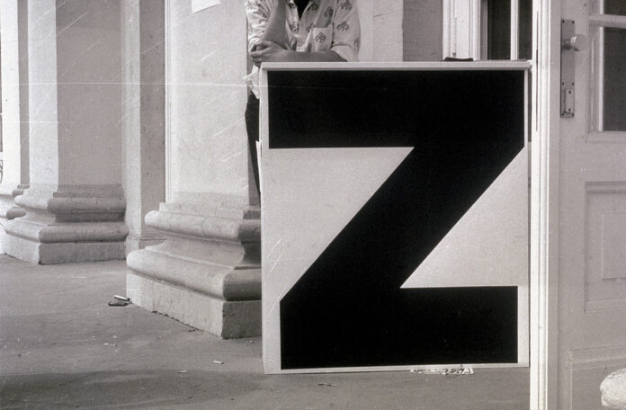 (c) Heimo Zobernig, Ohne Titel (Detail), 1990–92. Diaprojektion, 26 Kleinbilddias, 1 Textblatt (Ausstellungslegende A-Z), 21 x 29,2 cm. Sammlung Generali Foundation – Dauerleihgabe am Museum der Moderne Salzburg / Bildrecht, Wien 202., Foto: Werner Kaligofsky.