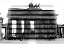 Asymmetrie des Sehens – Kurt Buchwald / Francisco Carolinum Linz Kurt Buchwald, Das Tor, Aus der Serie End of History,Berlin, 1994 Foto: ©-Kurt-Buchwald