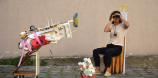 ON THE ROAD AGAIN – Künstler:innen einmal fast um die Welt / Künstlerhaus Wien Barbara Eichhorn, Anna Khodorkovskaya und Joanna Zabielska, SO WEIT BIS JETZT – SOFA(R) UNTERWEGS, Innenhof griechische Schule, Mahalla-Festival Istanbul, September 2022