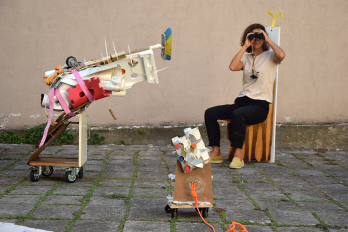 Barbara Eichhorn, Anna Khodorkovskaya und Joanna Zabielska, SO WEIT BIS JETZT – SOFA(R) UNTERWEGS, Innenhof griechische Schule, Mahalla-Festival Istanbul, September 2022 Barbara Eichhorn, Anna Khodorkovskaya und Joanna Zabielska, SO WEIT BIS JETZT – SOFA(R) UNTERWEGS, Innenhof griechische Schule, Mahalla-Festival Istanbul, September 2022