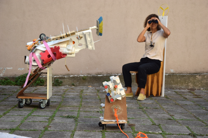 Barbara Eichhorn, Anna Khodorkovskaya und Joanna Zabielska, SO WEIT BIS JETZT – SOFA(R) UNTERWEGS, Innenhof griechische Schule, Mahalla-Festival Istanbul, September 2022