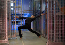 Isa Rosenberger – Shadows, Gaps, Voids / Kunsthaus Graz Isa Rosenberger, MANDA, 2023, Setfoto: Reinhard Mayr, Tänzerin: Celia Millan, Koproduktion von Kunsthaus Graz und Stiftung Bauhaus Dessau