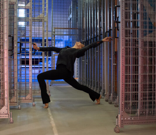 Isa Rosenberger – Schatten, Lücken, Leerstellen / Kunsthaus Graz, Steiermark Isa Rosenberger, MANDA, 2023, Setfoto: Reinhard Mayr, Tänzerin: Celia Millan, Koproduktion von Kunsthaus Graz und Stiftung Bauhaus Dessau