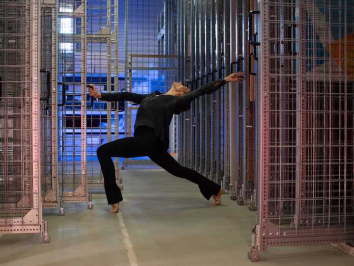Isa Rosenberger, MANDA, 2023, Setfoto: Reinhard Mayr, Tänzerin: Celia Millan, Koproduktion von Kunsthaus Graz und Stiftung Bauhaus Dessau