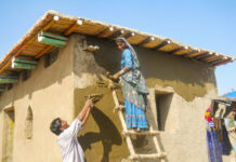 Yasmeen Lari – Architektur für die Zukunft / AzW, Wien Yasmeen Laris Zero-Carbon-Architektur: flutresistente Häuser in Selbstbauweise in Sindh, Pakistan, seit 2010 © Foto: Archiv Yasmeen Lari