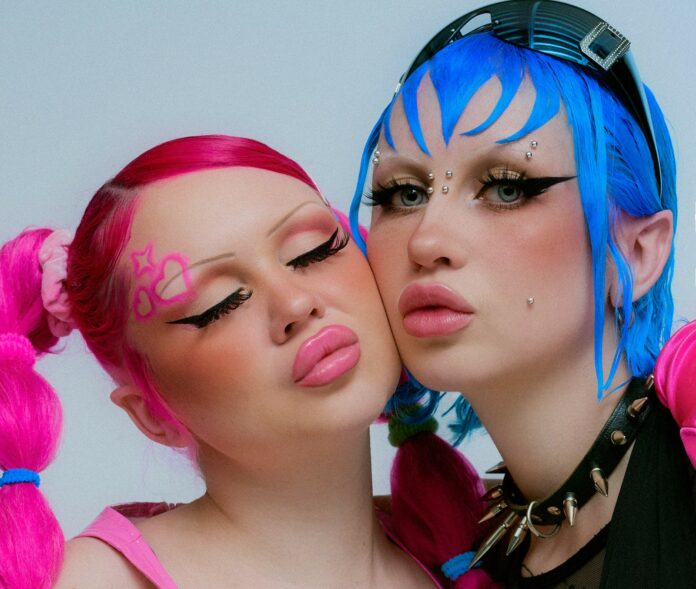 Das transmediale Künsterinnenduo Hannah und Lea Neckel erforscht das utopische Potenzial des Internets / © Julian Lee Harather Das transmediale Künsterinnenduo Hannah und Lea Neckel erforscht das utopische Potenzial des Internets / © Julian Lee Harather