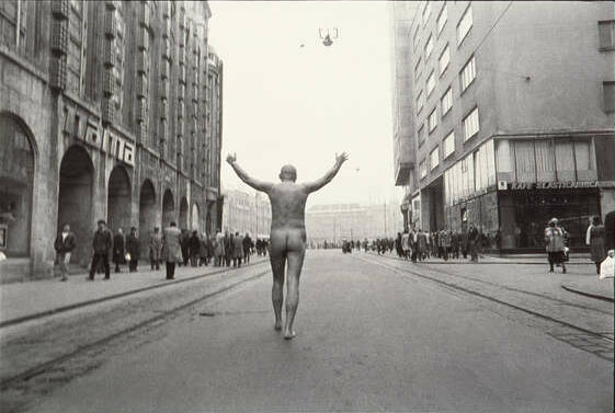 Tomislav Gotovac, aus: Zagreb, I love you!, 1981 / Foto: Milisav Vesović, Sammlung MSU Zagreb Tomislav Gotovac, aus: Zagreb, I love you!, 1981 / Foto: Milisav Vesović, Sammlung MSU Zagreb