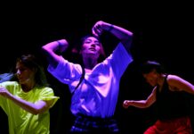 tanz ist – Internationales Tanzfestival / Spielboden Dornbirn, Vorarlberg Dog Rising von Carla Furey - als tanzten drei vibrierende Himmelskörper in einem lasziven und hypnotischen Ritual. Foto : © Kinga Michalska / tanz ist 2023