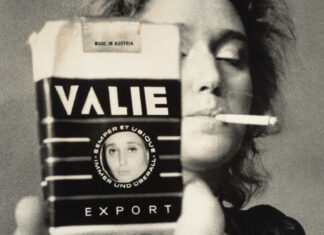 VALIE EXPORT – Retrospektive / Albertina, Wien VALIE EXPORT: VALIE EXPORT – SMART EXPORT, Selbstportrait, 1970, Foto: © Gertraud Wolfschwenger, Bildrecht, Wien 2023 / Albertina