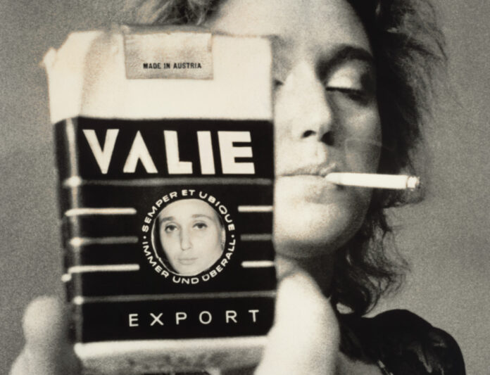 VALIE EXPORT: VALIE EXPORT – SMART EXPORT, Selbstportrait, 1970, Foto: © Gertraud Wolfschwenger, Bildrecht, Wien 2023 / Albertina VALIE EXPORT: VALIE EXPORT – SMART EXPORT, Selbstportrait, 1970, Foto: © Gertraud Wolfschwenger, Bildrecht, Wien 2023 / Albertina