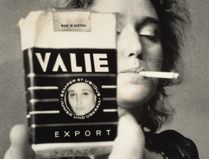 VALIE EXPORT: VALIE EXPORT – SMART EXPORT, Selbstportrait, 1970, Foto: © Gertraud Wolfschwenger, Bildrecht, Wien 2023 / Albertina VALIE EXPORT: VALIE EXPORT – SMART EXPORT, Selbstportrait, 1970, Foto: © Gertraud Wolfschwenger, Bildrecht, Wien 2023 / Albertina