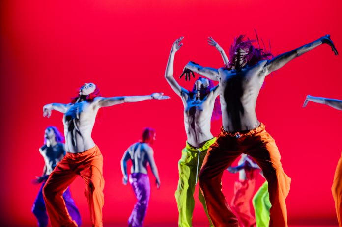 Zwischen Wahnsinn und Weisheit - Die Compagnie Marie Chouinard huldigt in "M" dem Lebendigsein. © Sylvie Ann Pare Zwischen Wahnsinn und Weisheit - Die Compagnie Marie Chouinard huldigt in "M" dem Lebendigsein. © Sylvie Ann Pare