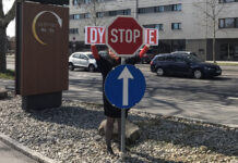 La Strada 2023 / various locations, Graz, Steiermark 'Wo geht’s hier bitte endlich zum Paradies? Die Installation von veroniKATZEkova zeigt, wo es nicht langgeht. © Veronika Tzekova