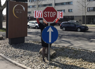 La Strada 2023 / various locations, Graz, Steiermark 'Wo geht’s hier bitte endlich zum Paradies? Die Installation von veroniKATZEkova zeigt, wo es nicht langgeht. © Veronika Tzekova