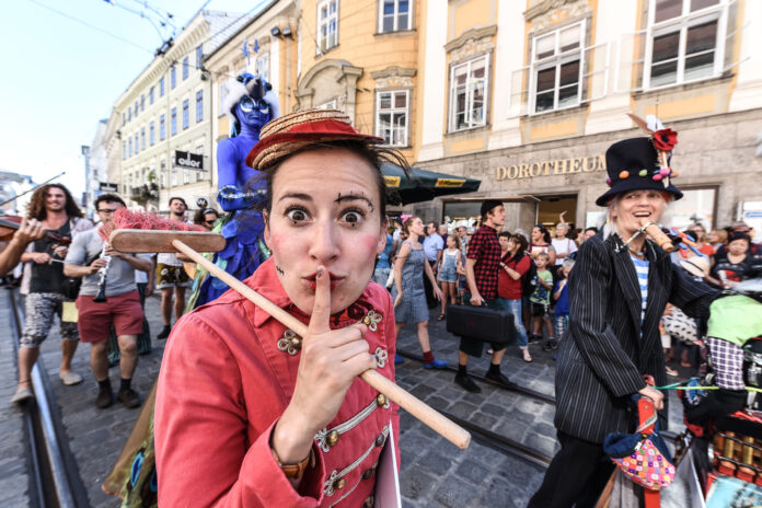 Das Pflasterspektakel verwandelt die Linzer Innenstadt in eine große Freiluftbühne. Foto: © Stadt Linz /Dworschak