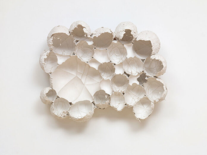 Maria Bartuszová, Untitled, 1985, Schnur, Gibs, Sackleinen, Foto: © Tate Maria Bartuszová, Untitled, 1985, Schnur, Gibs, Sackleinen, Foto: © Tate