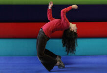 Arch of Hysteria. Zwischen Wahnsinn und Ekstase / Museum der Moderne Salzburg Ein Kreuz wie ein Gartenschlauch © Denis Darzacq / Museum der Moderne Salzburg