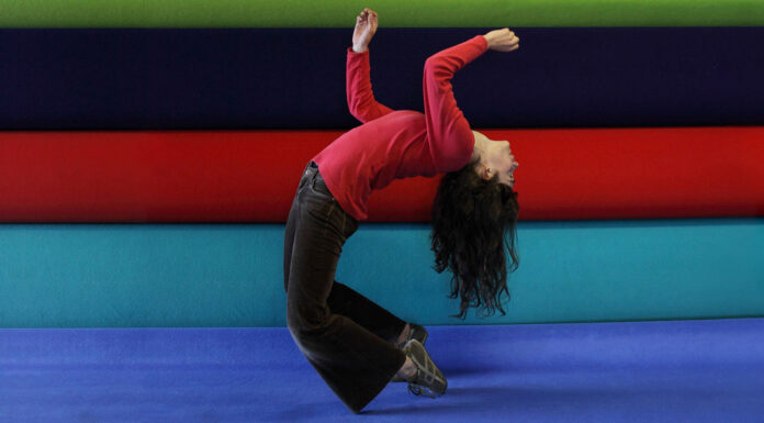 Arch of Hysteria. Zwischen Wahnsinn und Ekstase / Museum der Moderne Salzburg Ein Kreuz wie ein Gartenschlauch © Denis Darzacq / Museum der Moderne Salzburg