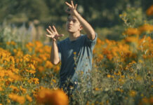 dotdotdot – Open Air Kurzfilmfestival 2023/ Volkskundemuseum, Wien Was ist Poesie für einen Gehörlosen? Eine Gruppe von gehörlosen Mexikanern erforscht neue Wege, sich durch ein Laboratorium für Performance und Poesie auszudrücken - "Mira el silencio" © Santiago Zermeño