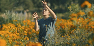 dotdotdot – Open Air Kurzfilmfestival 2023/ Volkskundemuseum, Wien Was ist Poesie für einen Gehörlosen? Eine Gruppe von gehörlosen Mexikanern erforscht neue Wege, sich durch ein Laboratorium für Performance und Poesie auszudrücken - "Mira el silencio" © Santiago Zermeño