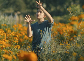 dotdotdot – Open Air Kurzfilmfestival 2023/ Volkskundemuseum, Wien Was ist Poesie für einen Gehörlosen? Eine Gruppe von gehörlosen Mexikanern erforscht neue Wege, sich durch ein Laboratorium für Performance und Poesie auszudrücken - "Mira el silencio" © Santiago Zermeño