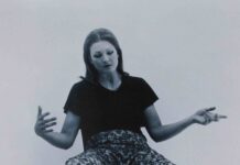 BLITZBLANK! Vom Putzen – innen, außen, überall / Frauenmuseum Hittisau & Lechmuseum, Vorarlberg Niederkunft der Madonna im kruden Alltag einer Hausfrau: VALIE EXPORT interpretiert Michelangelos „Pietà“ 1974 schonungslos zeitgemäß © VALIE EXPORT