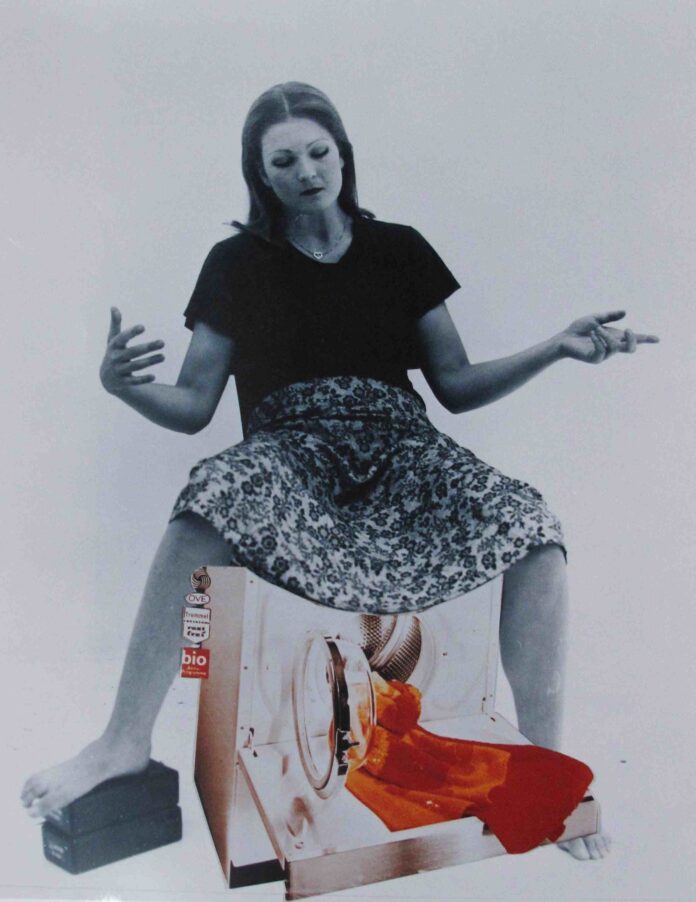 Niederkunft der Madonna im kruden Alltag einer Hausfrau: VALIE EXPORT interpretiert Michelangelos „Pietà“ 1974 schonungslos zeitgemäß © VALIE EXPORT Niederkunft der Madonna im kruden Alltag einer Hausfrau: VALIE EXPORT interpretiert Michelangelos „Pietà“ 1974 schonungslos zeitgemäß © VALIE EXPORT