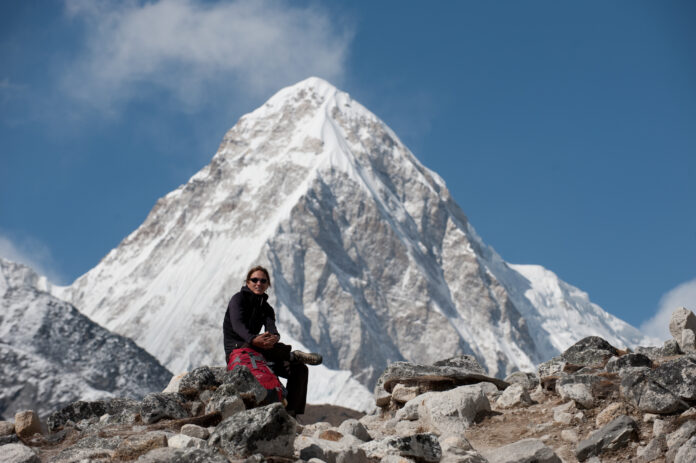 Billi Bierling vor dem Pumori (C) Alex Treadway