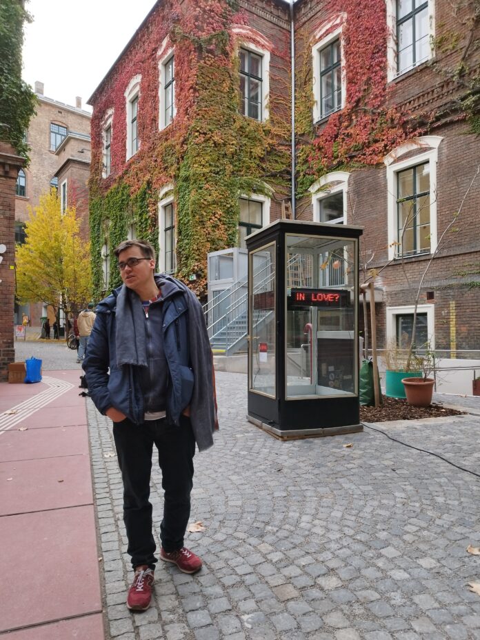 Joonas Lahtinen bietet die Möglichkeiten eigene Liebesbriefe in der Installation als Leuchtschriftband zu veröffentlichen. (c) wuk